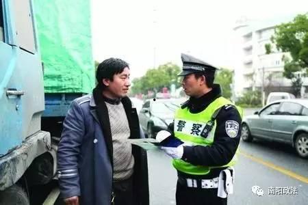 苏州交警吃瓜群众,一场意外引发的全民热议 第3张 苏州交警吃瓜群众,一场意外引发的全民热议 第3张